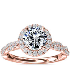 Anillo de compromiso con halo de diamantes y banda torcida en oro rosado de 14 k (1/3 qt. total)